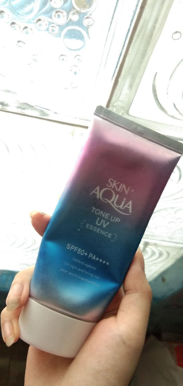 SKIN AQUA Tone Up UV Essence review photo by PickyLawviee