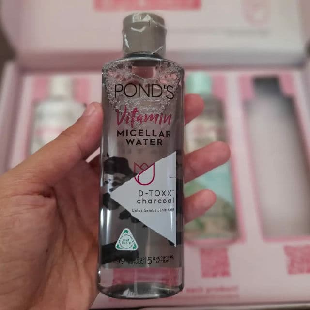 Pond's Vitamin Micellar Water D-Toxx Charcoal review photo by RaniSrg