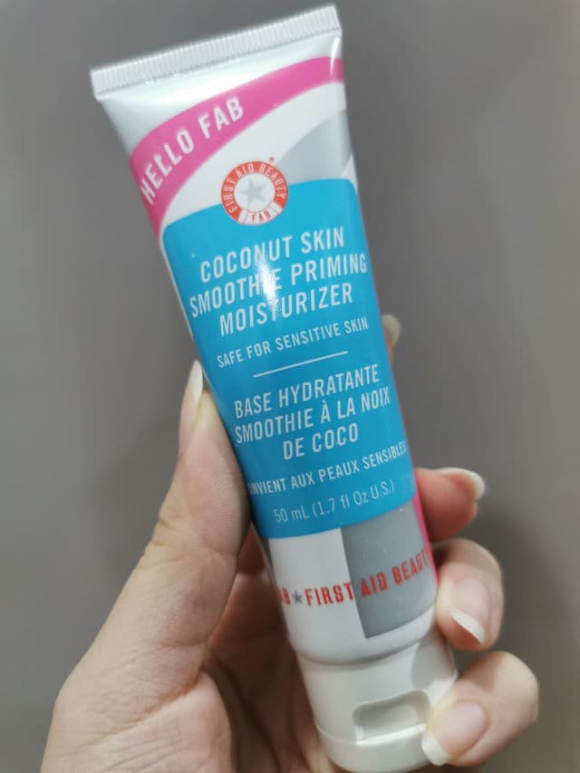 First Aid Beauty Hello Fab Coconut Skin Smoothie Priming Moisturizer review photo by Sassquatch