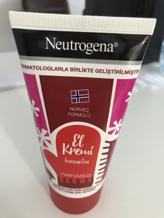 Neutrogena Norwegian Formula Hand Cream review photo by SassynTheo