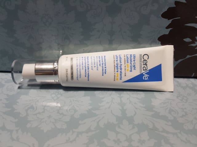 CeraVe Ultra-Light Moisturizing Lotion SPF 30 review photo by SesameUnni