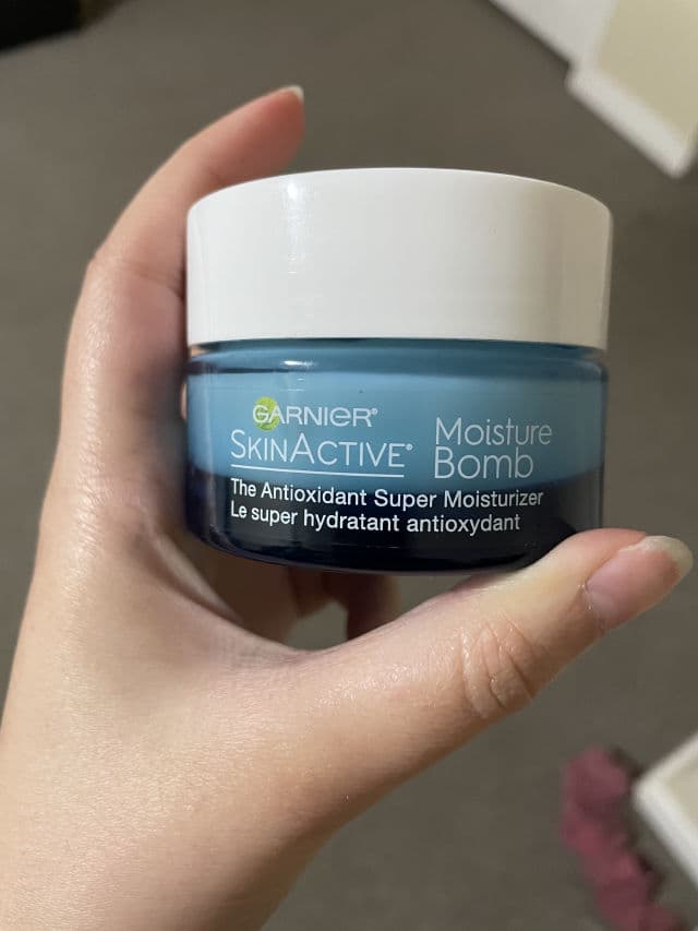 Garnier SkinActive Moisture Bomb The Antioxidant Super Moisturizer review photo by BrownGirlBeautyEdit