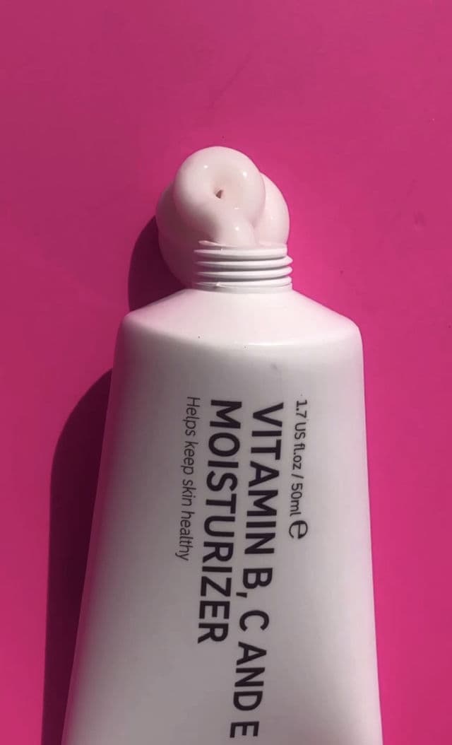 The Inkey List Vitamin B, C & E Moisturiser review photo by Skinozi