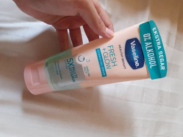 Vaseline Healthy Bright Fresh + Glow Vitamin Gel Serum review photo by Suriskinsdiary