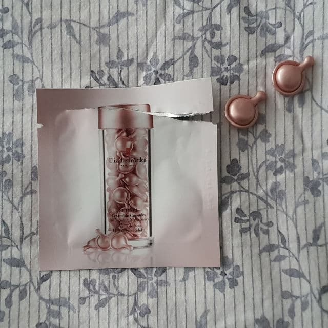Elizabeth Arden Retinol Ceramide Capsules Line Erasing Night Serum review photo by Testandopinion