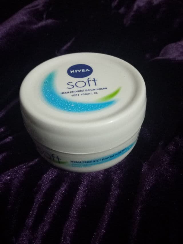 Nivea Soft Light Moisturizer review photo by TheSnarlingBunny