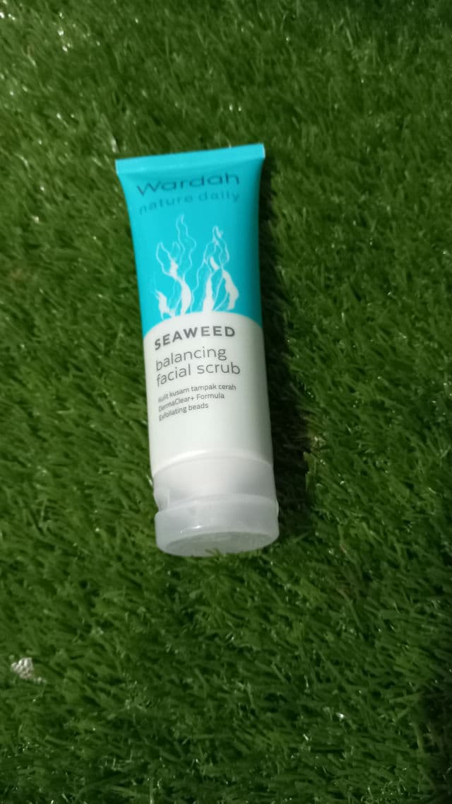 Wardah Nature Daily Seaweed Balancing Facial Wash review photo by Tyaa