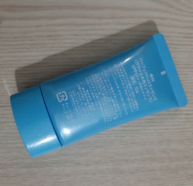 Senka Perfect UV Essence SPF50+ PA++++ review photo by VuVyVy