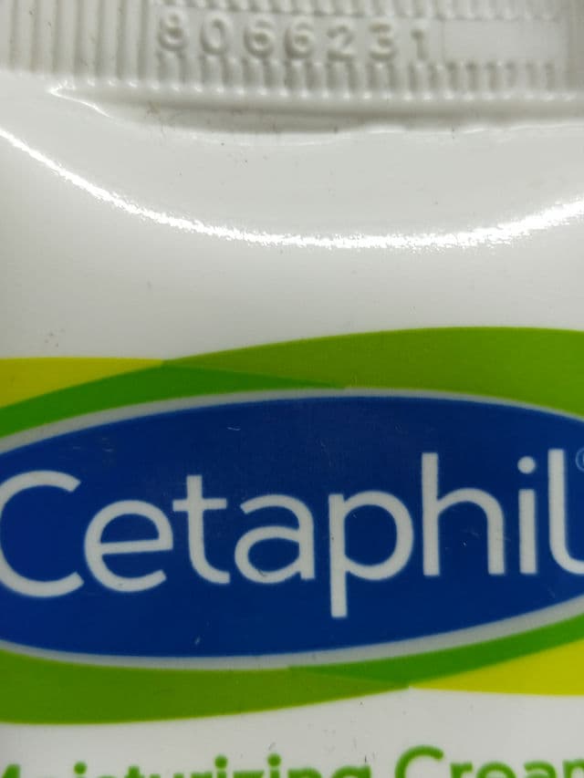 Cetaphil Daily Facial Moisturizer SPF 15 review photo by Yanyeee