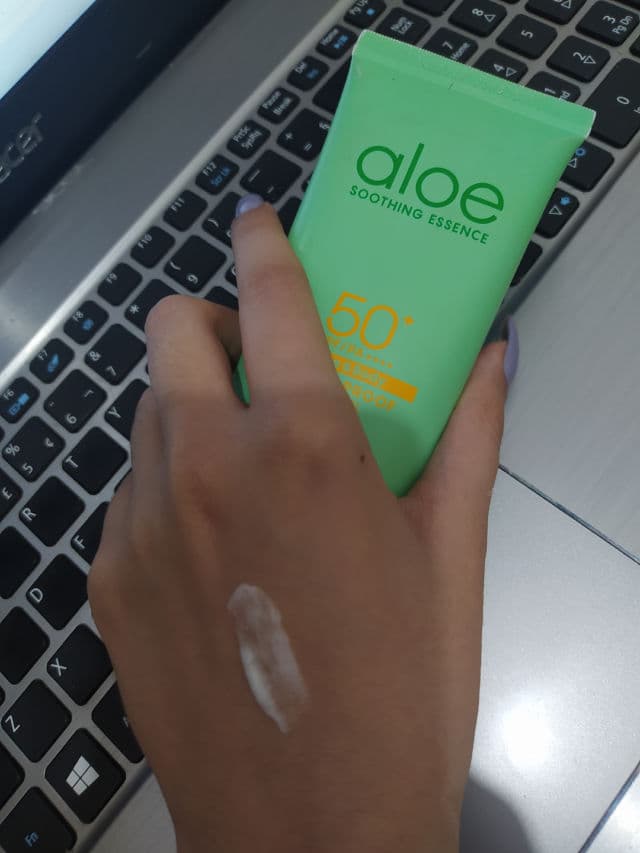HOLIKA HOLIKA Aloe Soothing Essence Waterproof Sun Gel SPF50+ PA++++ review photo by anaclaramol