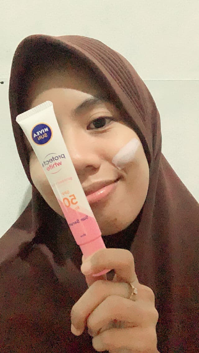 Nivea Sun Protect & White Instant Aura Serum SPF50+PA++++ review photo by aprianiamr