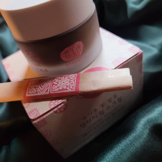 Whamisa Organic Flowers Deep Rich Lip Scrub review photo by astraldew