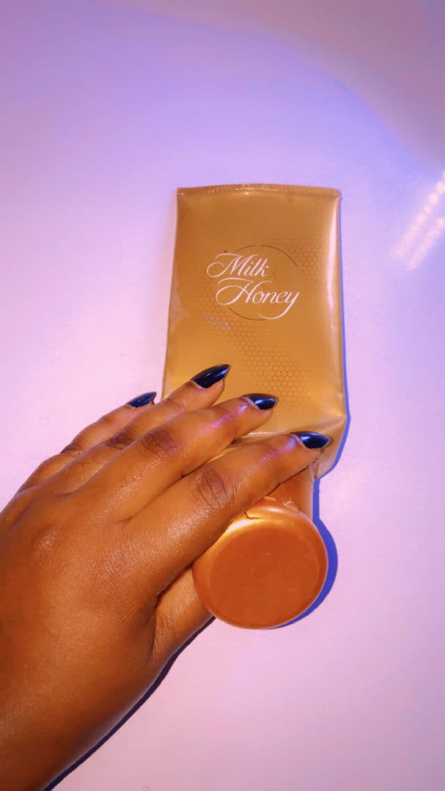 Oriflame Milk & Honey Gold Smoothing Sugar Scrub review photo by ceespicy