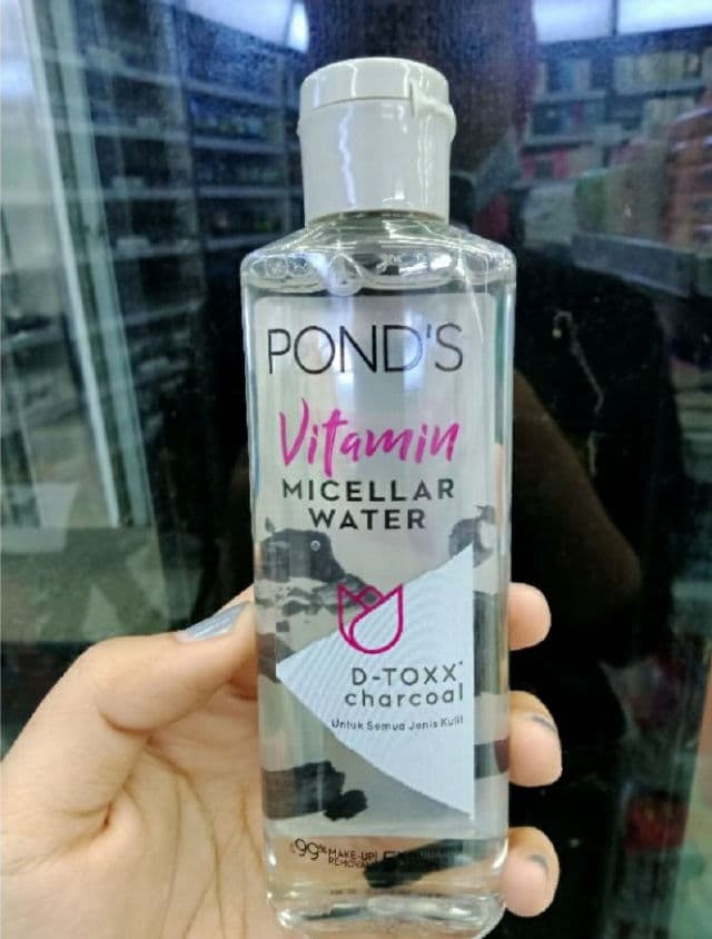 Pond's Vitamin Micellar Water D-Toxx Charcoal review photo by dellaariezta