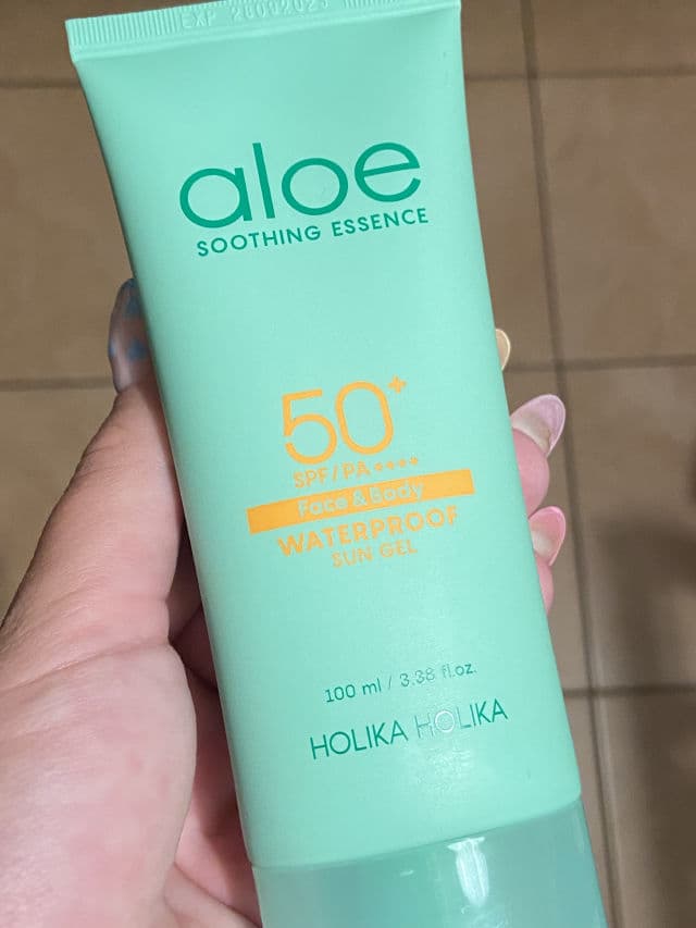 HOLIKA HOLIKA Aloe Soothing Essence Waterproof Sun Gel SPF50+ PA++++ review photo by haniq 