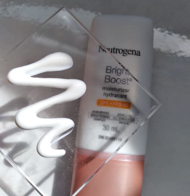 Neutrogena Bright Boost Facial Moisturizer + SPF30 review photo by hellococo