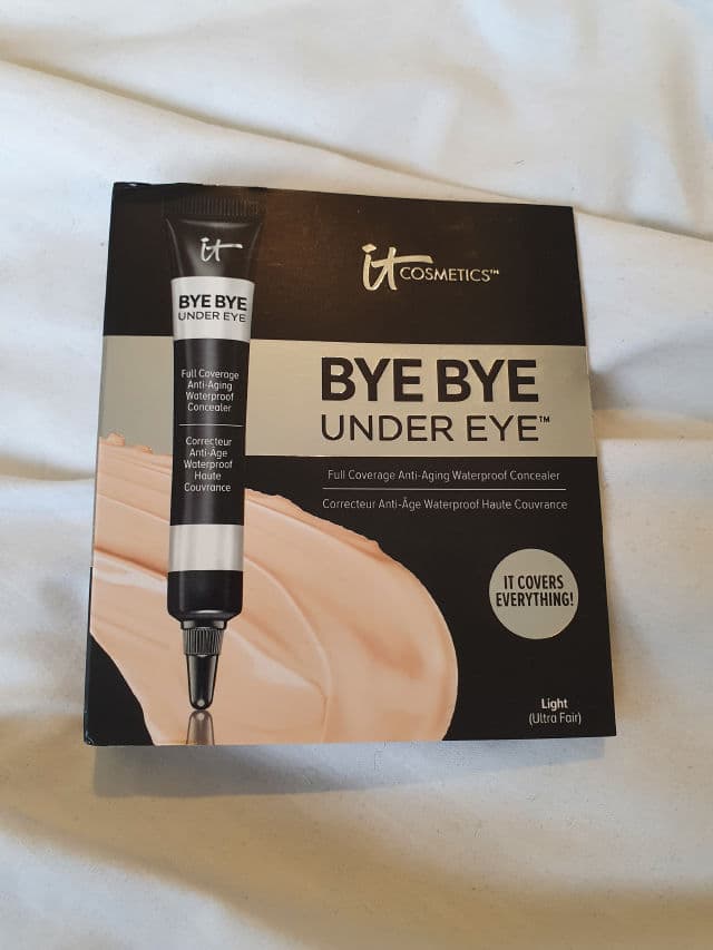 It Cosmetics Bye Bye Breakout Full-Coverage Concealer review photo by kyliesfreebieclub