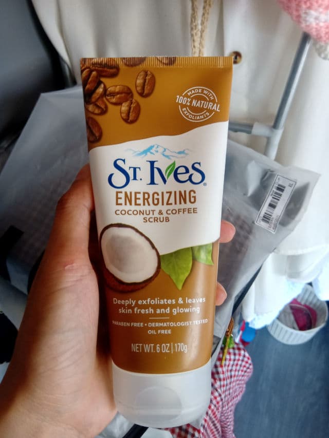 St. Ives Energizing Coconut & Coffee Face Scrub review photo by lgvegafria