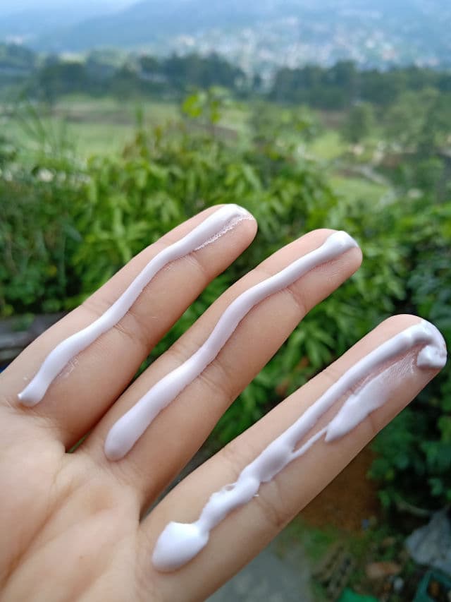 SKIN AQUA Tone Up UV Essence review photo by mochiface