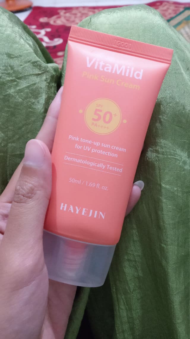 HAYEJIN VitaMild Pink Sun Cream SPF50+ PA++++ review photo by nadiarizqi