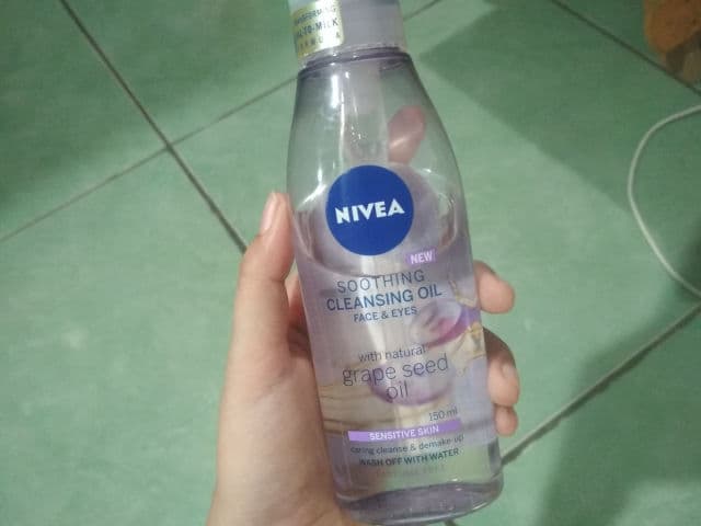Nivea Soothing Cleansing Oil for Sensitive Skin review photo by skinnusa