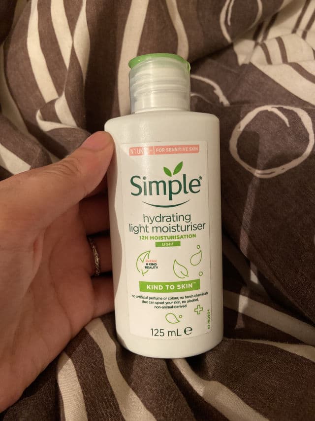Simple Kind to Skin Hydrating Light Moisturiser for Dry Skin review photo by pavleen