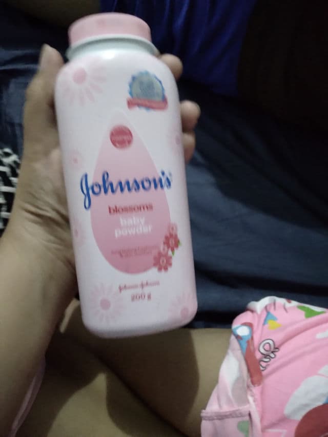 Johnson's Blossoms Baby Powder review photo by pickyMae17