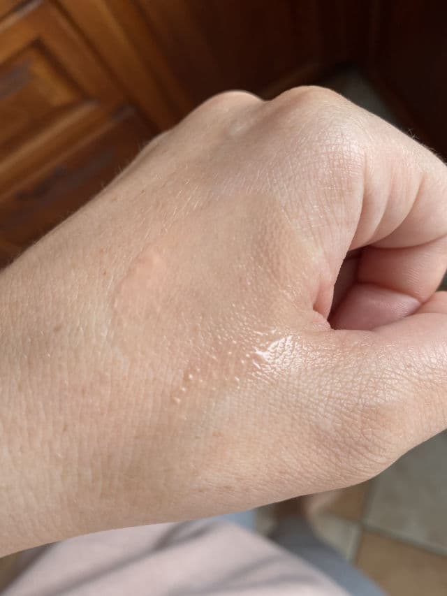 La Roche-Posay Anthelios Shaka Fluid 50+ review photo by pixplore