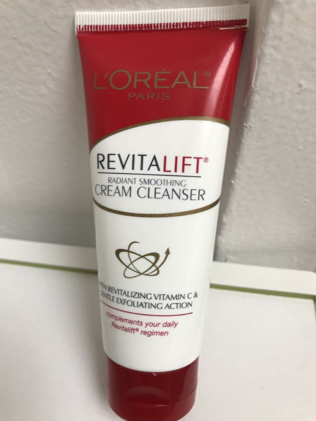 L'Oreal Paris Revitalift Radiant Smoothing Cream Cleanser review photo by shamiza