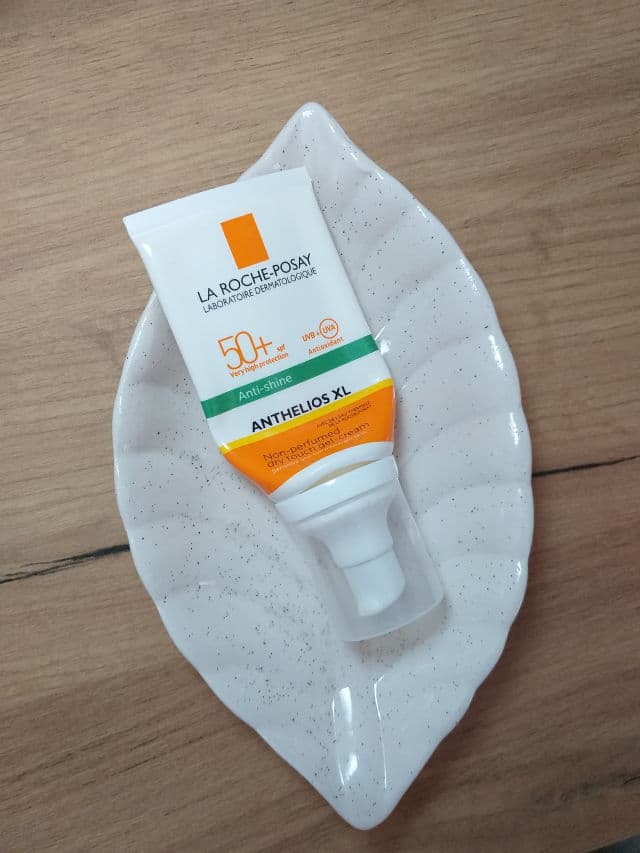La Roche-Posay Anthelios XL SPF 50+ Tinted Dry Touch Gel-Cream Anti-Shine review photo by skincarepicz