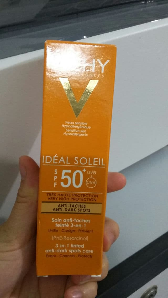 Vichy Laboratories Ideal Soleil Anti-Dark Spots Tinted Face Cream SPF50+ review photo by skincarewmelih