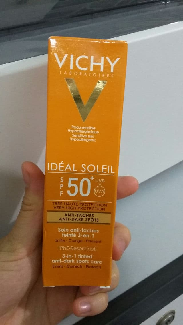 Vichy Laboratories Ideal Soleil Anti-Dark Spots Tinted Face Cream SPF50+ review photo by skincarewmelih