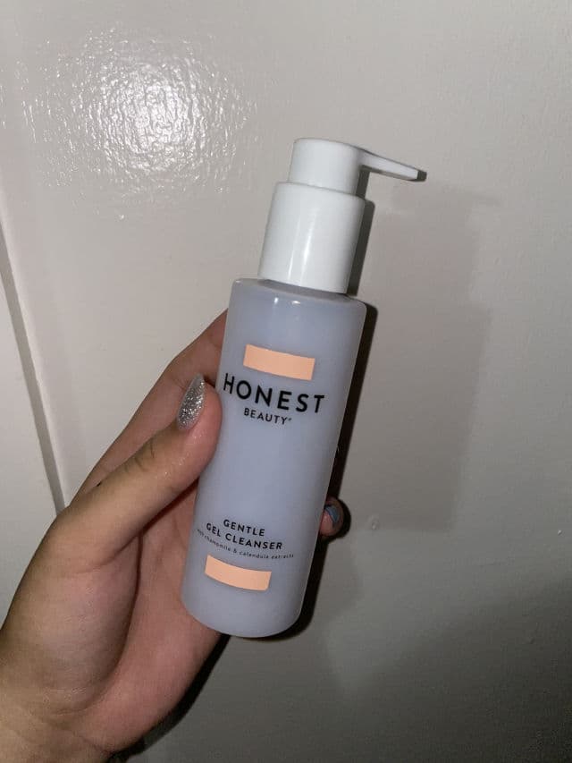 Honest Beauty Gentle Gel Cleanser review photo by skinmois