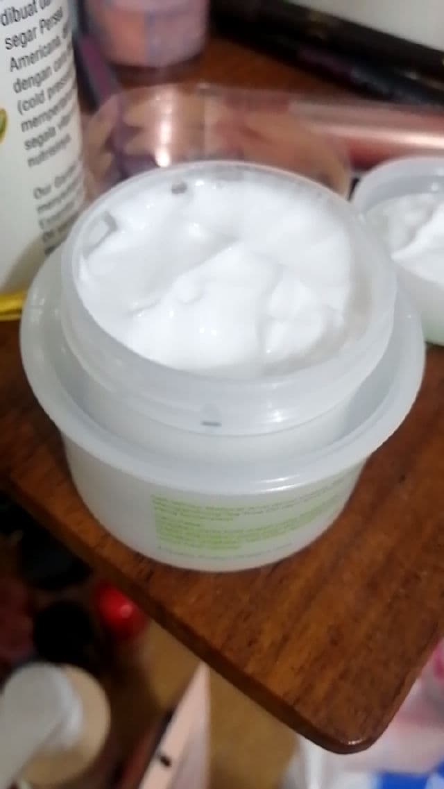 Safi White Natural Anti Acne Cream Tea Tree review photo by skininsecurity