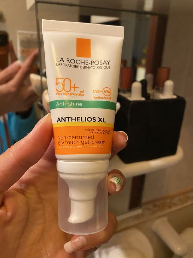 La Roche-Posay Anthelios XL Non-Perfumed Dry Touch Gel Cream SPF50+ review photo by skintensely