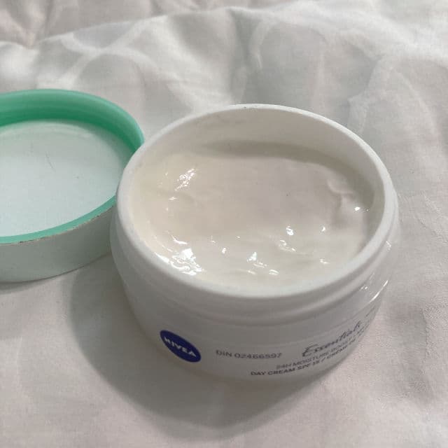 Essentials 24h Moisture Boost + Matte Day Cream SPF15 product review