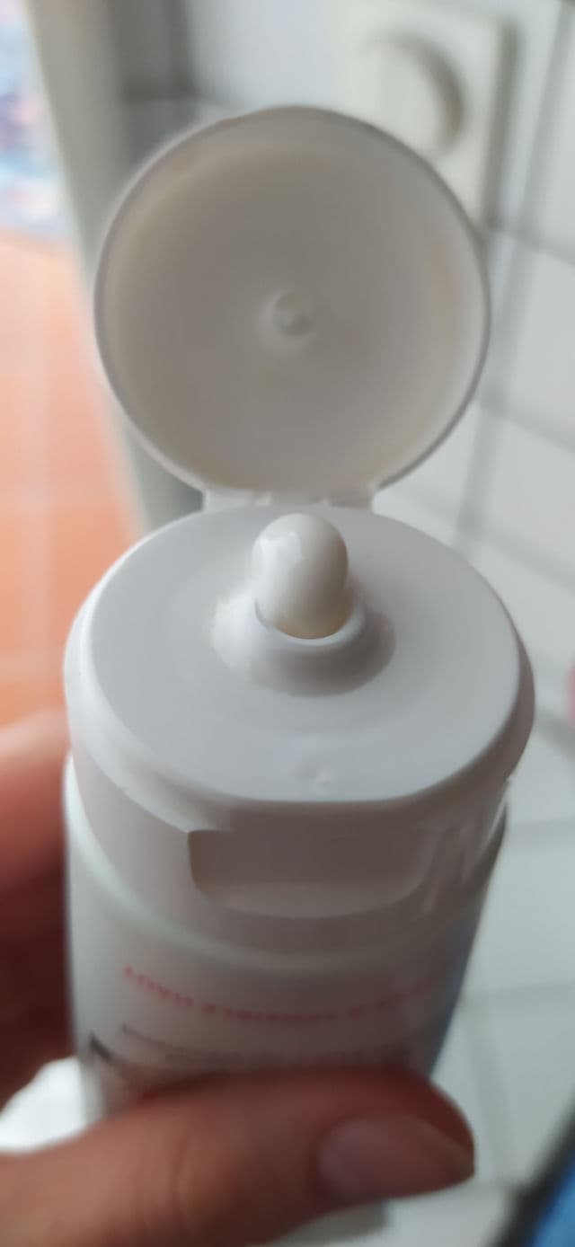 Lavera Naturkosmetik Basis Sensitiv Reinigungsmilch 2in1 review photo by Trueskinbliss