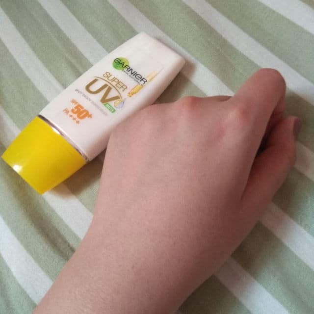 Garnier Light Complete Super UV Matte Brightening Sunscreen SPF50+ review photo by taranajmi