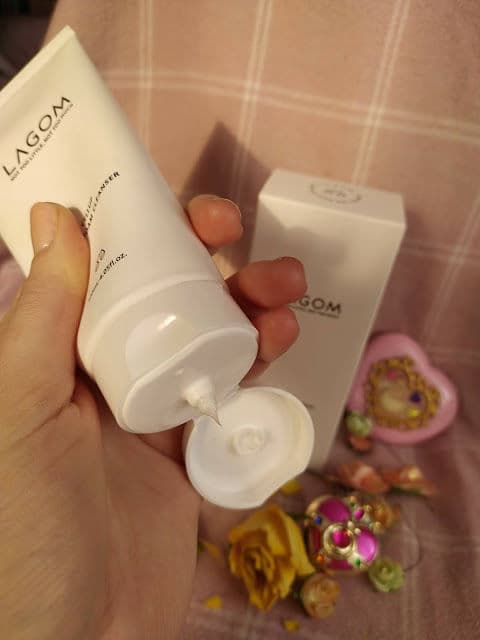 Lagom Cellup Micro Foam Cleanser review photo by unikitty