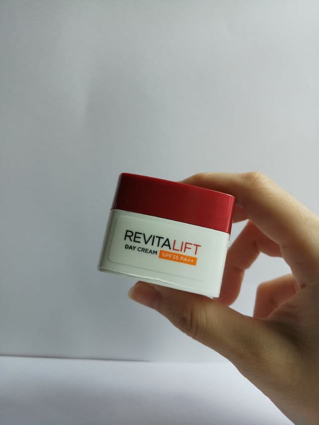 L'Oreal Paris Revitalift Day Cream SPF35 PA++ review photo by skincaregrh