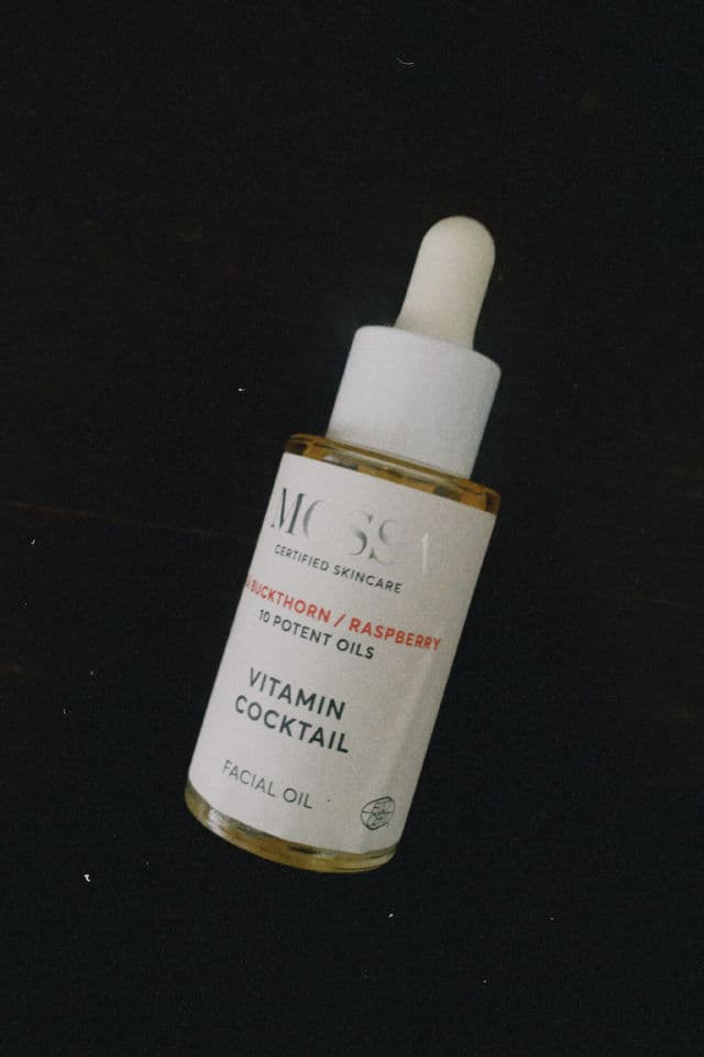 Mossa Vitamin Cocktail Facial Oil review photo by venuslovesmakeup