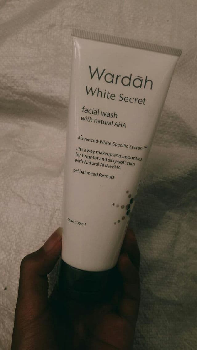 Wardah White Secret Facial Wash With Natural AHA review photo by writtenbywin