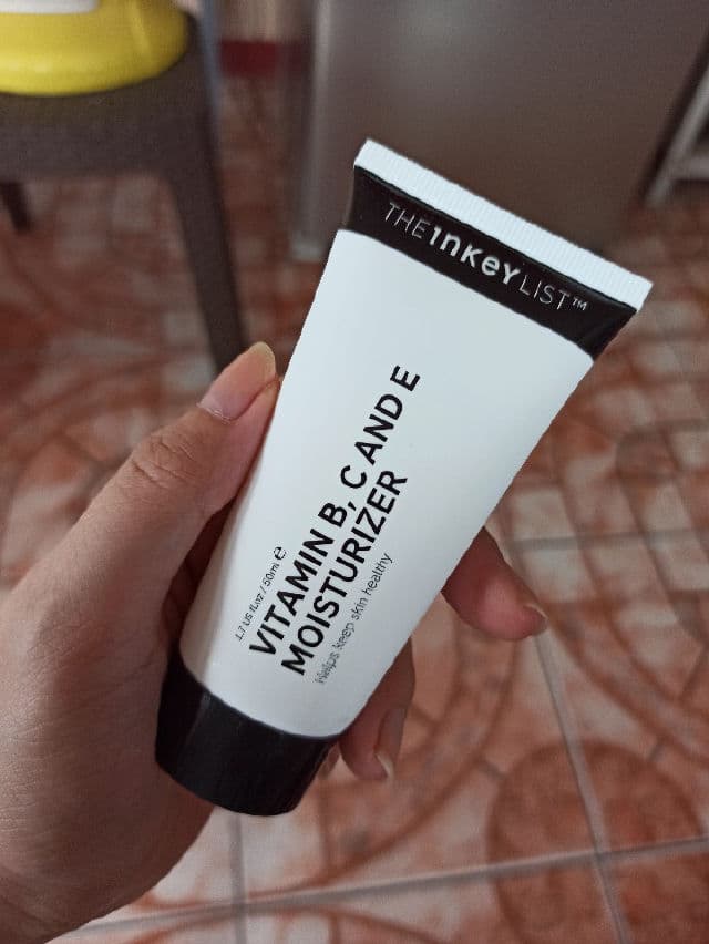 The Inkey List Vitamin B, C & E Moisturiser review photo by yhumijavier