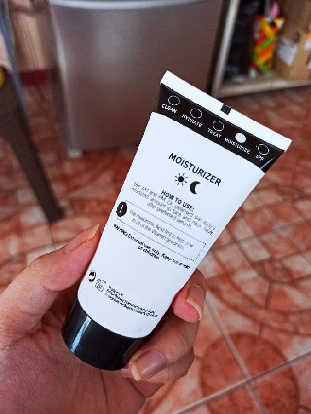 The Inkey List Vitamin B, C & E Moisturiser review photo by yhumijavier