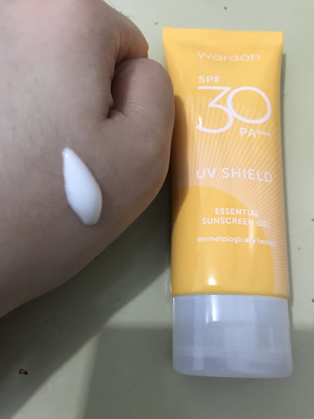 Wardah UV Shield Essential Sunscreen Gel SPF 30 PA+++ review photo by hyulieronic