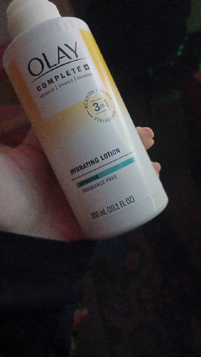 Olay Ultimate Vitamin C + Antioxidants + Peptide 24 Hydrating Moisturizer review photo by BooBearAshley