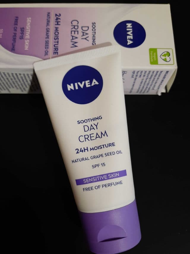 Soothing Day Cream 24h Moisture Sensitive Skin SPF15 product review