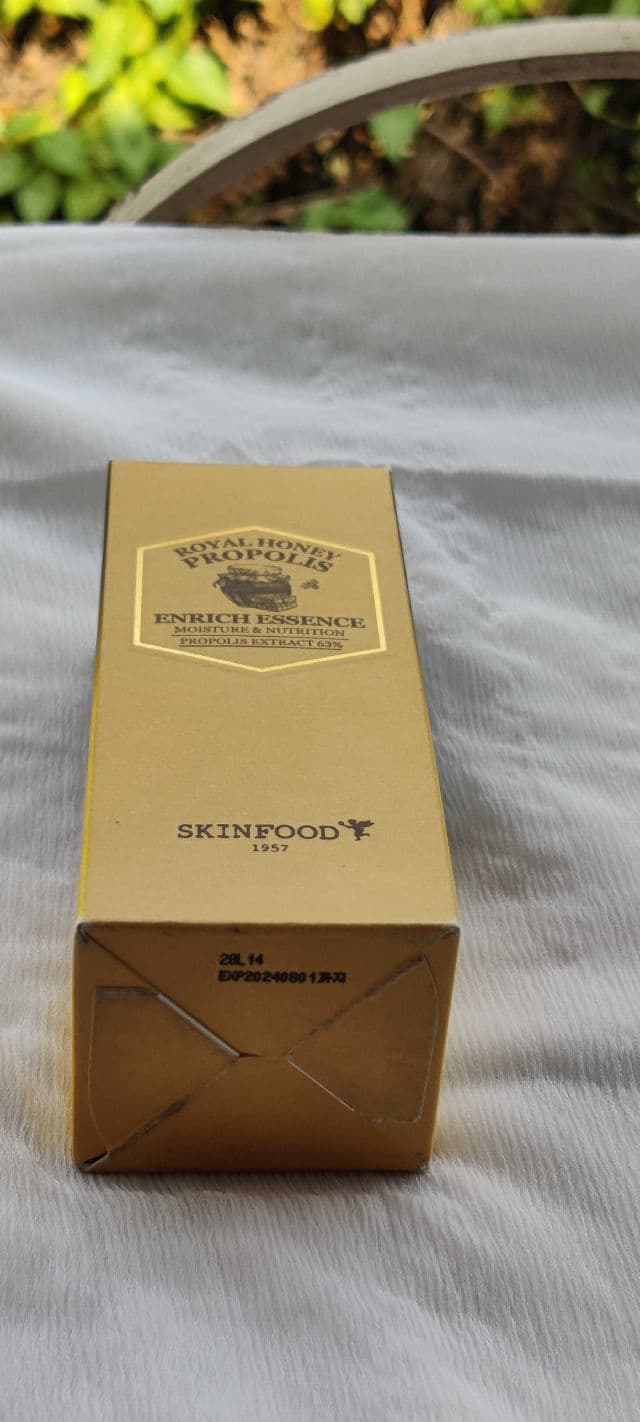 SKINFOOD Royal Honey Propolis Enrich Essence review photo by skincarewithbookworm