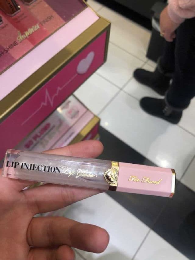 Too Faced Lip Injection Extreme Lip Plumper review photo by Skincarewidk