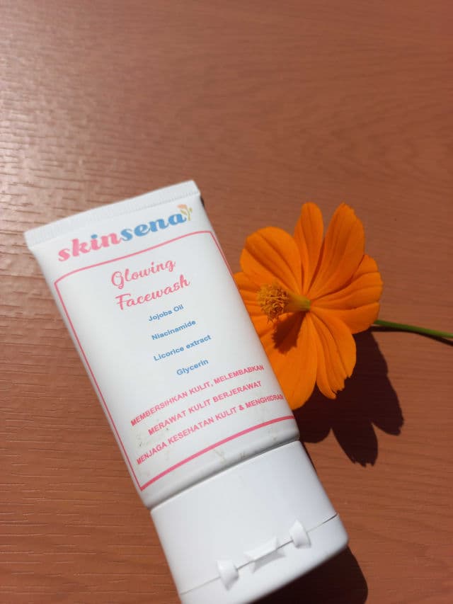 Skinsena Glowing Face Wash review photo by Annisadivi